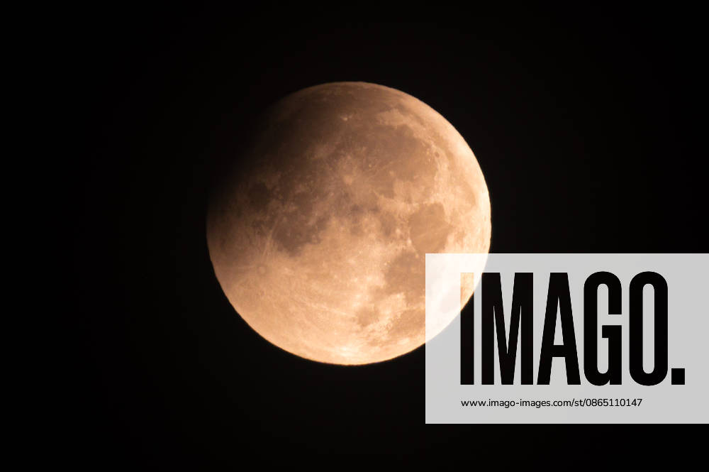 Partial lunar eclipse observed from Northern Hungary ZSUJTA, HUNGARY - AUGUST 28: A partial lunar eclipse, caused by the Moon passing through Earth s shadow, is observed near Zsujta, Hungary, on August 28, 2026. Robert Nemeti Anadolu Zsujta Hungary. Editorial use only. Please get in touch for any other usage.