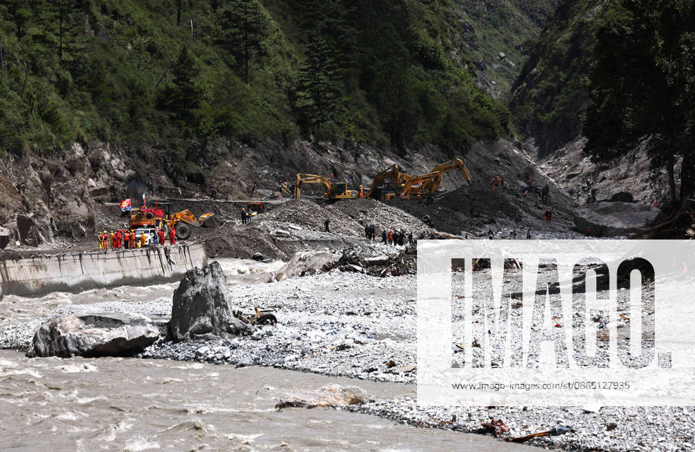(260828) -- BEIJING, Aug. 28, 2026 () -- This photo taken on Aug. 28, 2026 shows rescue operations underway at the mudslide-hit area. Emergency rescue operations have been carried out in an orderly and well-coordinated manner after a mudslide struck Gyirong Port in Gyirong County, southwest China s Xizang Autonomous Region on Wednesday morning. ( Jiang Fan) (SpotNews) CHINA-XIZANG-GYIRONG-MUDSLIDE-RESCUE (CN) Xinhua