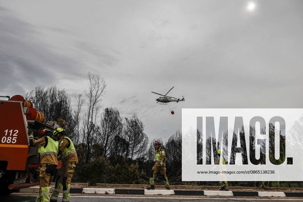 The town of El Saler in Valencia and nearby campgrounds are ordered to be evacuated due to the fire. Several firefighters are working to extinguish the blaze on August 28, 2026, in El Saler, Valencian Community, Spain. The spread of smoke had previously forced the precautionary evacuation of the beach near the fire zone and the apartments in Tower 1, according to the town hall, which has recommended that residents keep their windows closed to prevent smoke from entering their homes. Additionally, the fire has prompted the Emergency Coordination Center to declare Level 2 of the Special Forest Fire Plan (PEIF). AUGUST 28, 2026 FIRE CIVIL PROTECTION VALENCIAN COMMUNITY ENVIRONMENT ENVIRONMENTAL DISASTERFOREST FIRE El Saler, Valencia, Valencia