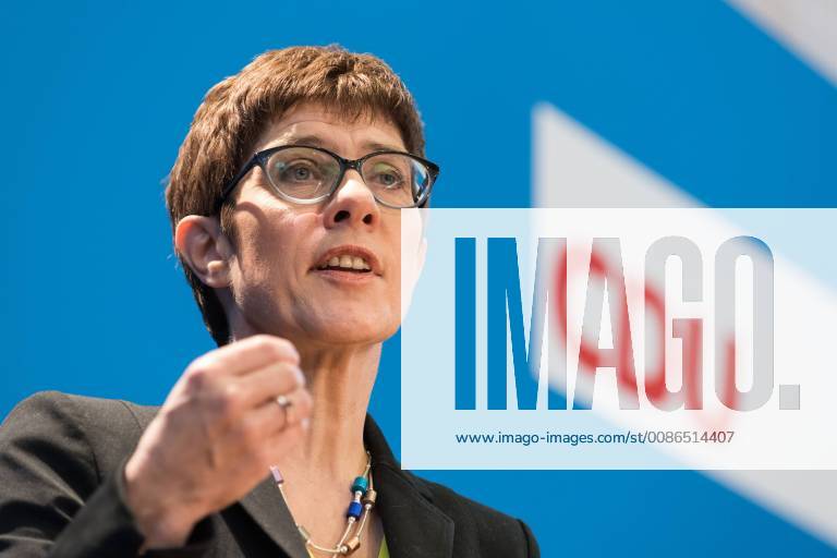 Annegret Kramp-Karrenbauer von der Christlich Demokratischen Union (CSU) spricht waehrend einer Pressekonferenz am 07.11.2018 in der Landesvertretung des Bundeslandes Saarland in Berlin, Deutschland. Die Generalsekretaerin der CDU gibt auf der Pressekonferenz Ihre Kandidatur fuer den CDU-Parteivorsitz bekannt.