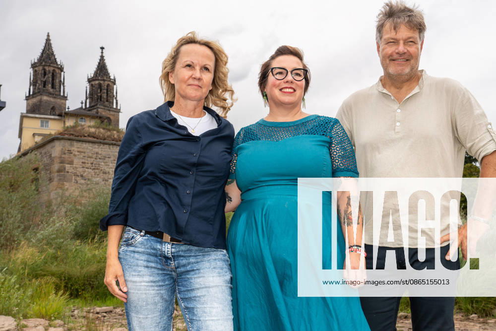 Steffi Lemke, ehemalige Bundesumweltministerin, Susan Sziborra-Seidlitz, Spitzenkandidatin der GRÜNEN, Wahlveranstaltung mit Robert Habeck, Landtagswahlen in Sachsen-Anhalt am 6. September, Magdeburg, 28. August 2026 Deutschland, Magdeburg, 28. August 2026, von links vor dem Magdeburger Dom, : Steffi Lemke, ehemalige Bundesumweltministerin, Susan Sziborra-Seidlitz, GRÜNEN-Spitzenkandidatin, Robert Habeck, ehemaliger Bundeswirtschaftsminister, Wahlveranstaltung der GRÜNEN: Lunch mit Suse Sziborra-Seidlitz und Robert Habeck, Schweizer Milchkuranstalt, Schleinufer, Landtagswahlen in Sachsen-Anhalt am 6. September, Wahlkampf, Politik,