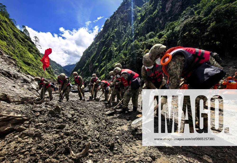 (260828) -- GYIRONG, Aug. 28, 2026 -- Rescuers from the Chinese People s Liberation Army work in a mudslide-hit area near Gyirong Port in Gyirong County, in Xigaze, southwest China s Xizang Autonomous Region, Aug. 28, 2026. The death toll had risen to five and 558 remained missing as of 3 p.m. on Friday after a mudslide struck the Gyirong Port along the China-Nepal border in southwest China s Xizang Autonomous Region, according to the region s emergency management department. Rescuers are operating around the clock in mudslide-affected areas near the Gyirong Port. (Photo by Liu Yuqin Xinhua) (SpotNews) CHINA-XIZANG-XIGAZE-MUDSLIDE-RESCUE (CN) LiuxFang