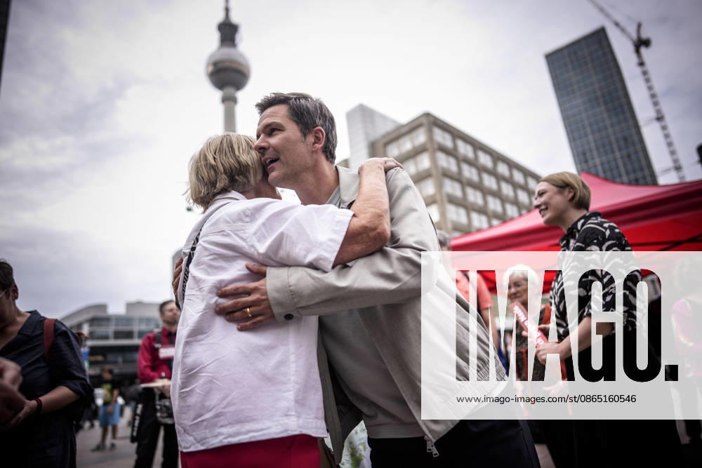 Steffen Krach, der Spitzenkandidat der SPD fuer die Abgeordnetenhauswahl am 20.09.2026 in Berlin bei einer Strassenaktion mit der Ueberschrift Krach gegen Nazis am 28.08.2026. An verschiedenen Standorten in Berlin. Fotografiert im Auftrag der SPD Berlin. Berlin Deutschland