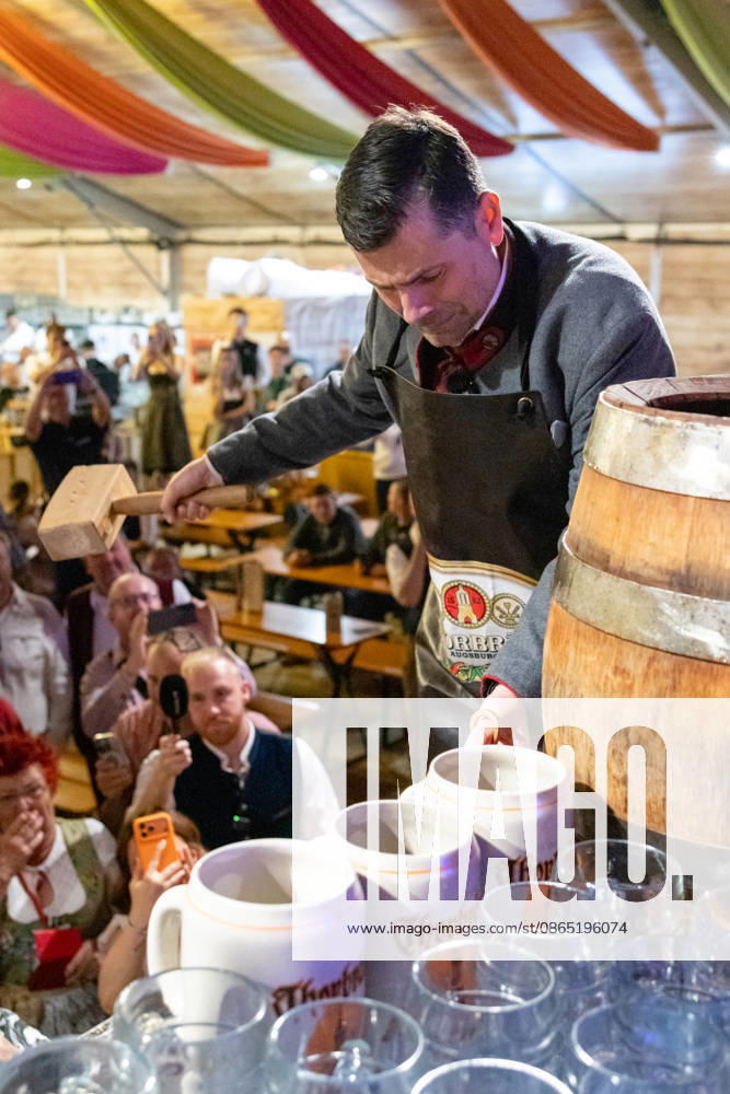 Eröffnung Plärrer in Augsburg. Augsburgs Oberbürgermeister Dr. Florian Freund (SPD) sticht beim Augsburger Herbstplärrer das erste Bierfass an und eröffnet damit traditionell das Volksfest im Festzelt