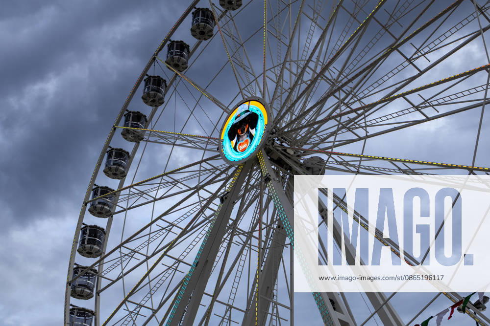 Eröffnung Plärrer in Augsburg. Dunkle Gewitterwolken ziehen über dem Riesenrad auf dem Augsburger Herbstplärrer auf. Das schlechte Wetter prägt das Volksfest und kann den Betrieb der Fahrgeschäfte beeinträchtigen
