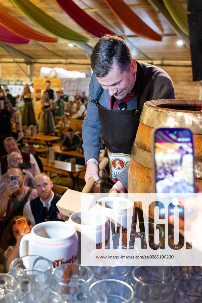 Eröffnung Plärrer in Augsburg. Augsburgs Oberbürgermeister Dr. Florian Freund (SPD) sticht beim Augsburger Herbstplärrer das erste Bierfass an und eröffnet damit traditionell das Volksfest im Festzelt