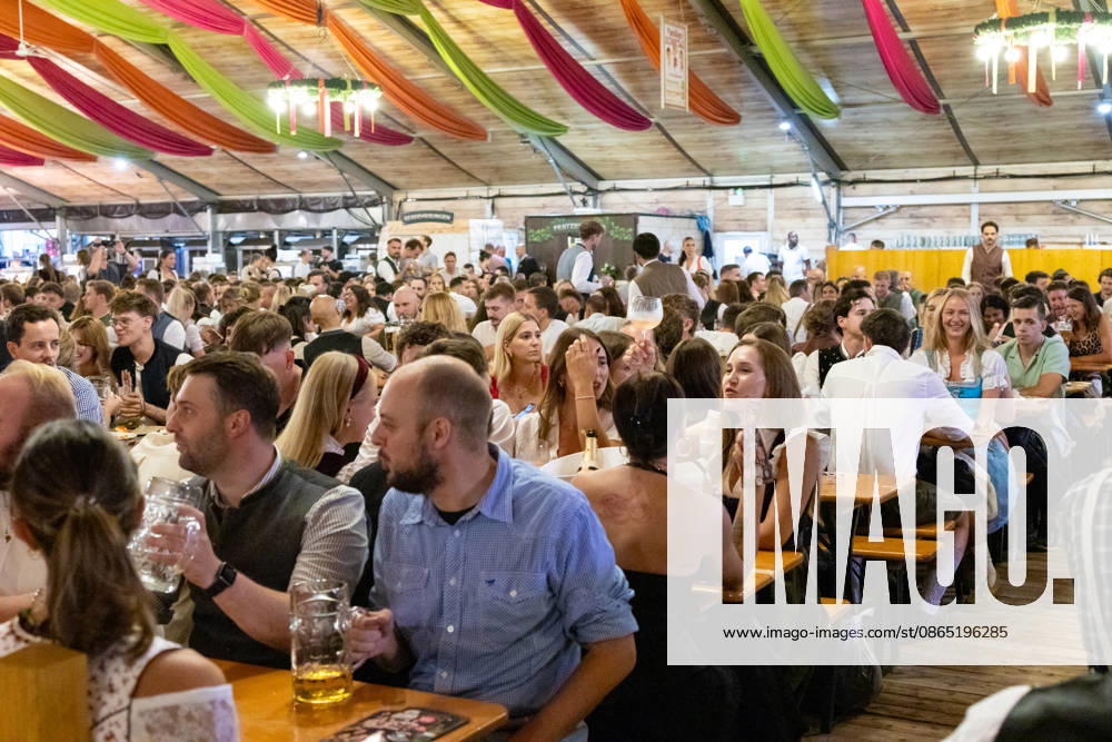 Eröffnung Plärrer in Augsburg. Ein voll besetztes Festzelt auf dem Augsburger Herbstplärrer. Zahlreiche Besucher feiern in Dirndl und Lederhosen, trinken Bier und genießen die ausgelassene Stimmung des traditionellen Volksfests