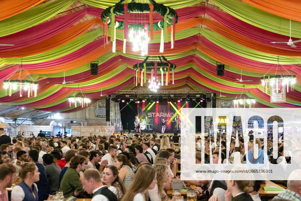 Eröffnung Plärrer in Augsburg. Ein voll besetztes Festzelt auf dem Augsburger Herbstplärrer. Zahlreiche Besucher feiern in Dirndl und Lederhosen, trinken Bier und genießen die ausgelassene Stimmung des traditionellen Volksfests