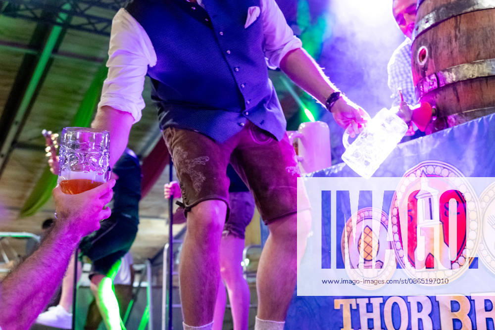 Eröffnung Plärrer in Augsburg. Nach dem traditionellen Fassanstich wird beim Augsburger Herbstplärrer Freibier ausgegeben. Besucher reichen ihre Maßkrüge zur Bühne und lassen sich Bier direkt aus dem Fass einschenken