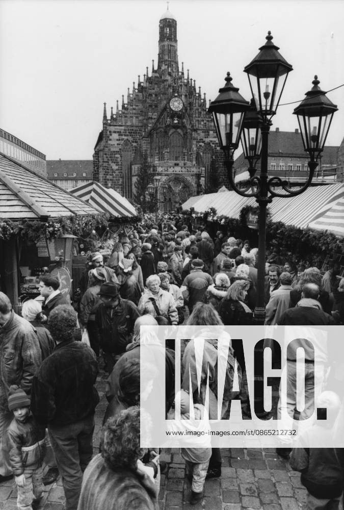 Nürnberger Christkindlesmarkt Menschenmenge auf dem Nürnberger Christkindlesmarkt vor der Frauenkirche, 27.11.1994 Nürnberg Bayern Deutschland