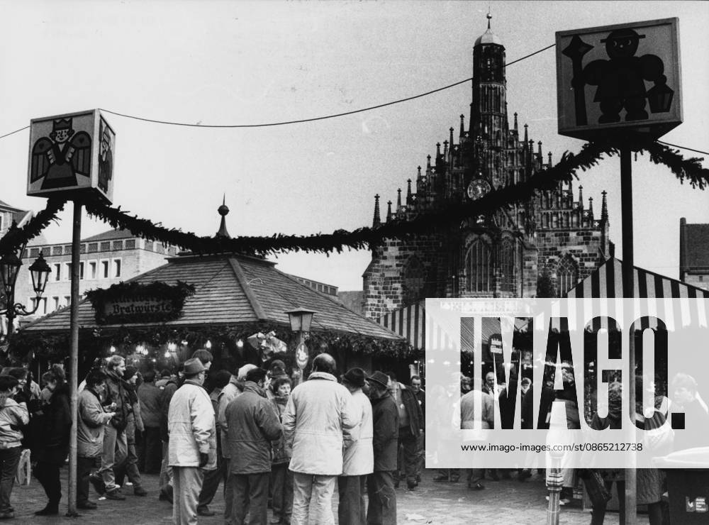 Nürnberger Christkindlesmarkt Besucher auf dem Nürnberger Christkindlesmarkt, im Hintergrund die Frauenkirche, 21.11.1991 Nürnberg Bayern Deutschland