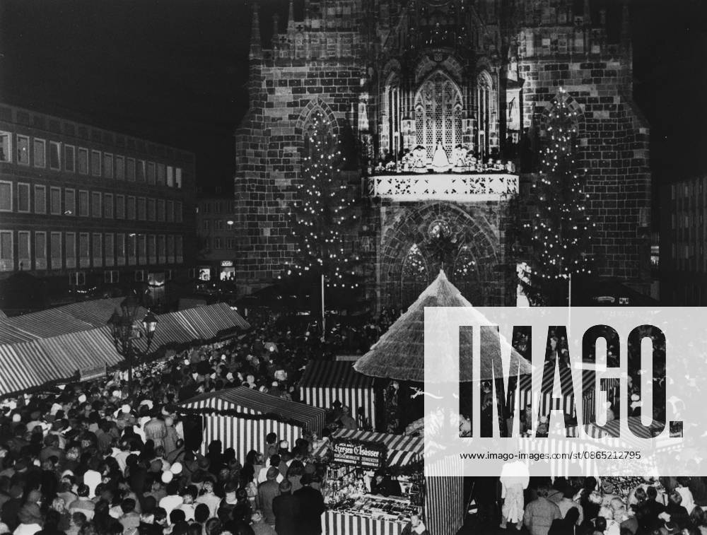 Nürnberger Christkindlesmarkt Blick auf den Nürnberger Christkindlesmarkt vor der Frauenkirche bei Nacht, 30.11.1990 Nürnberg Bayern Deutschland