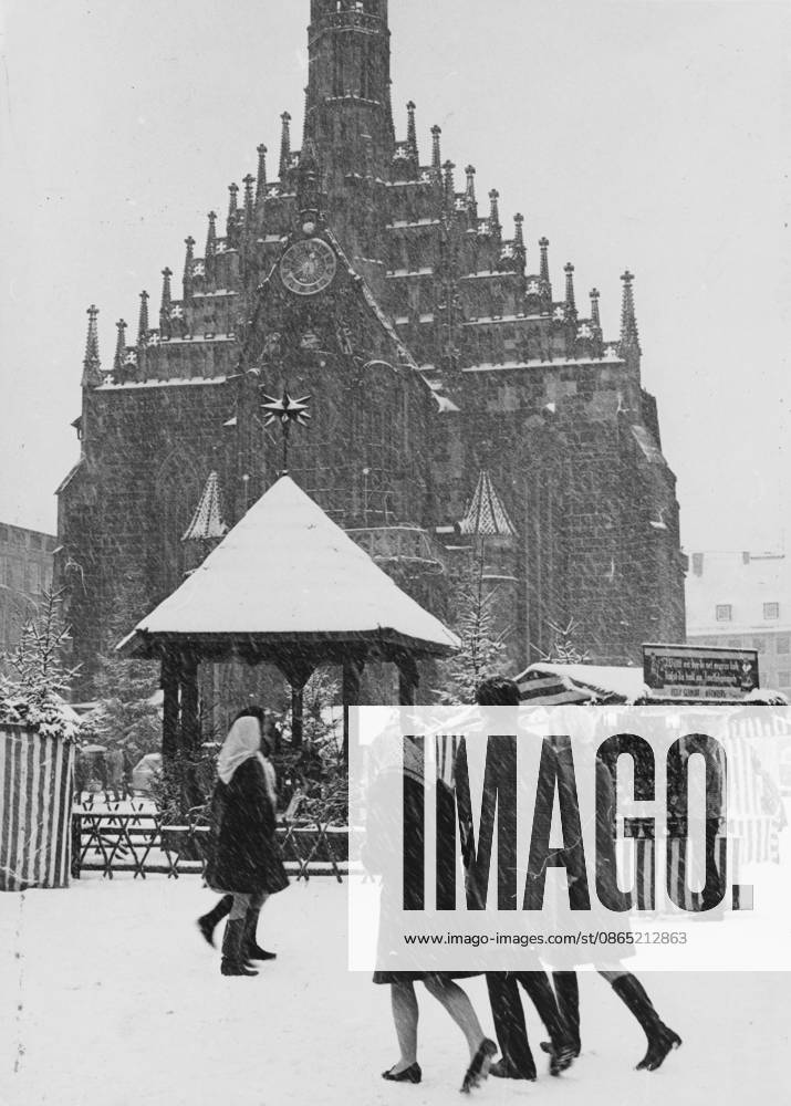 Nürnberger Christkindlesmarkt 1967 Besucher auf dem verschneiten Nürnberger Christkindlesmarkt vor der Frauenkirche Nürnberg Bayern Deutschland