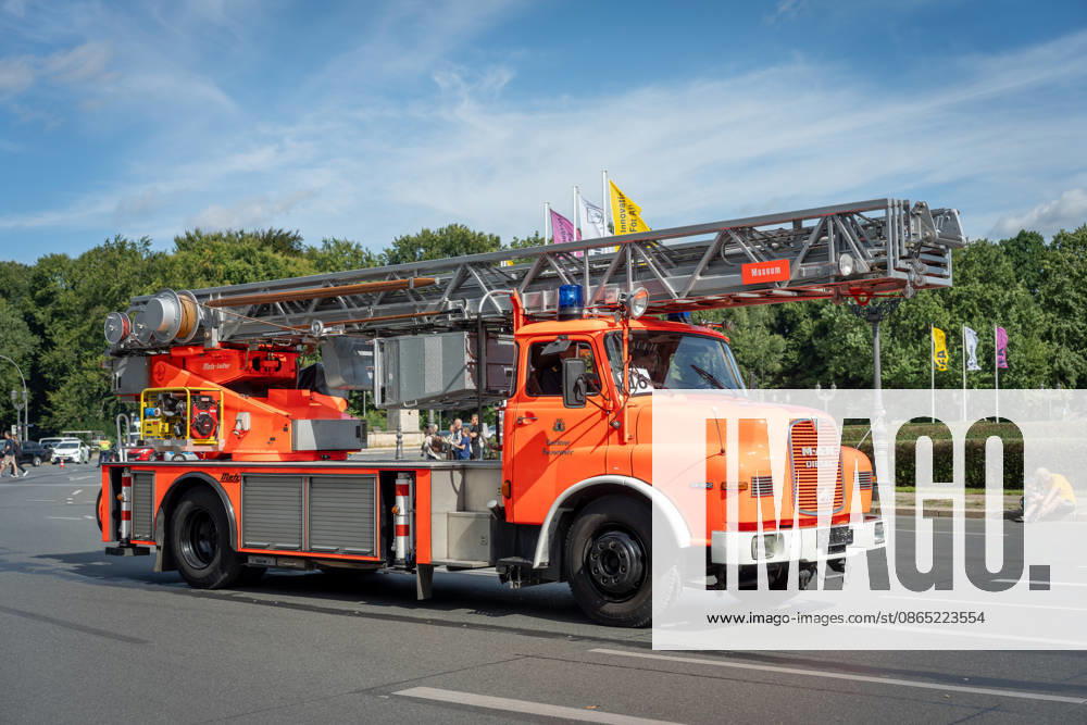 Fahrzeugkorso, 175-jähriges Jubiläum, Berliner Feuerwehr Berlin, Fahrzeugkorso der Berliner Feuerwehr, 175-jähriges Jubiläum, Großer Stern, Notruf 112 Berlin Berlin GER