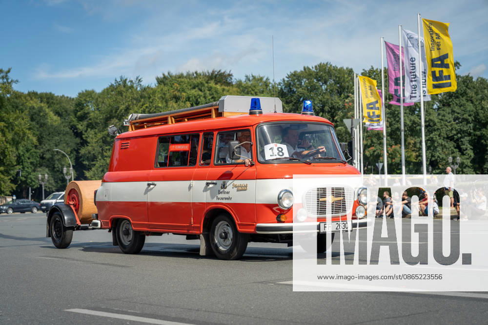 Fahrzeugkorso, 175-jähriges Jubiläum, Berliner Feuerwehr Berlin, Fahrzeugkorso der Berliner Feuerwehr, 175-jähriges Jubiläum, Großer Stern, Notruf 112 Berlin Berlin GER