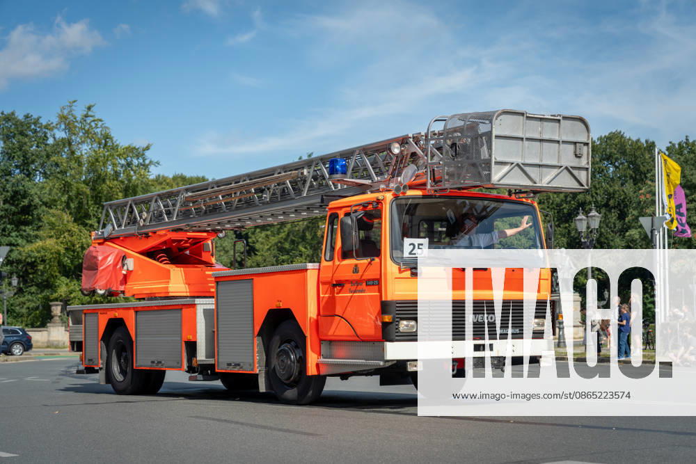 Fahrzeugkorso, 175-jähriges Jubiläum, Berliner Feuerwehr Berlin, Fahrzeugkorso der Berliner Feuerwehr, 175-jähriges Jubiläum, Großer Stern, Notruf 112 Berlin Berlin GER