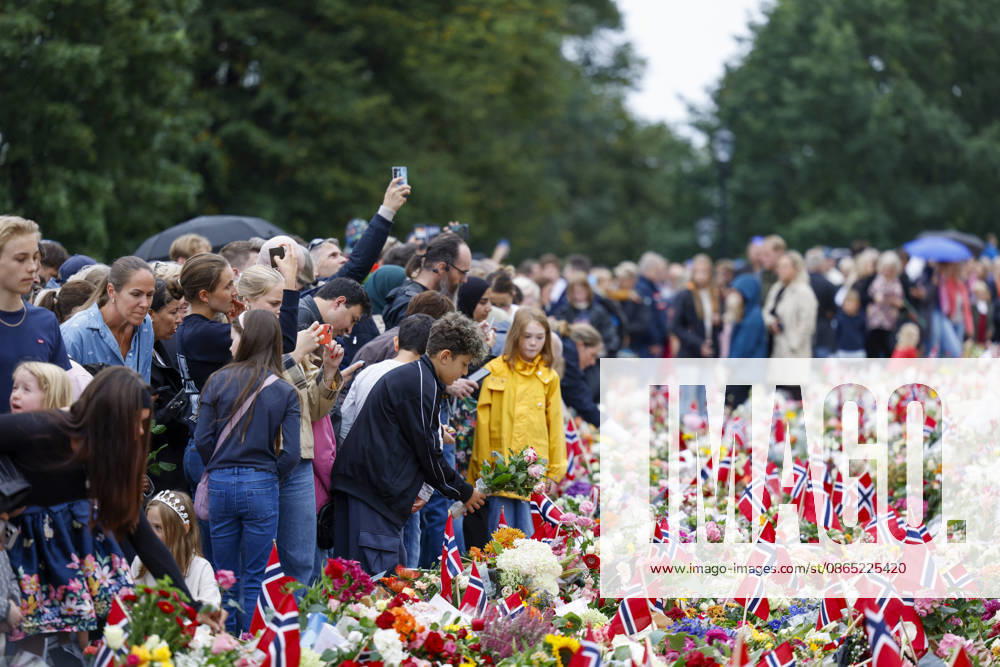Kondolanse protokoll legges fram i Oslo Radhus Oslo 20260829. Sorgende borgere pa Slottsplassen for a legge ned blomster, lys og hilsener lordag formidag etter kong Harald dode fredag morgen. Foto: Hanna Johre NTB Oslo Norge nz3HFvH3Ups Ref:_POLnz3HFvH3Ups.jpg