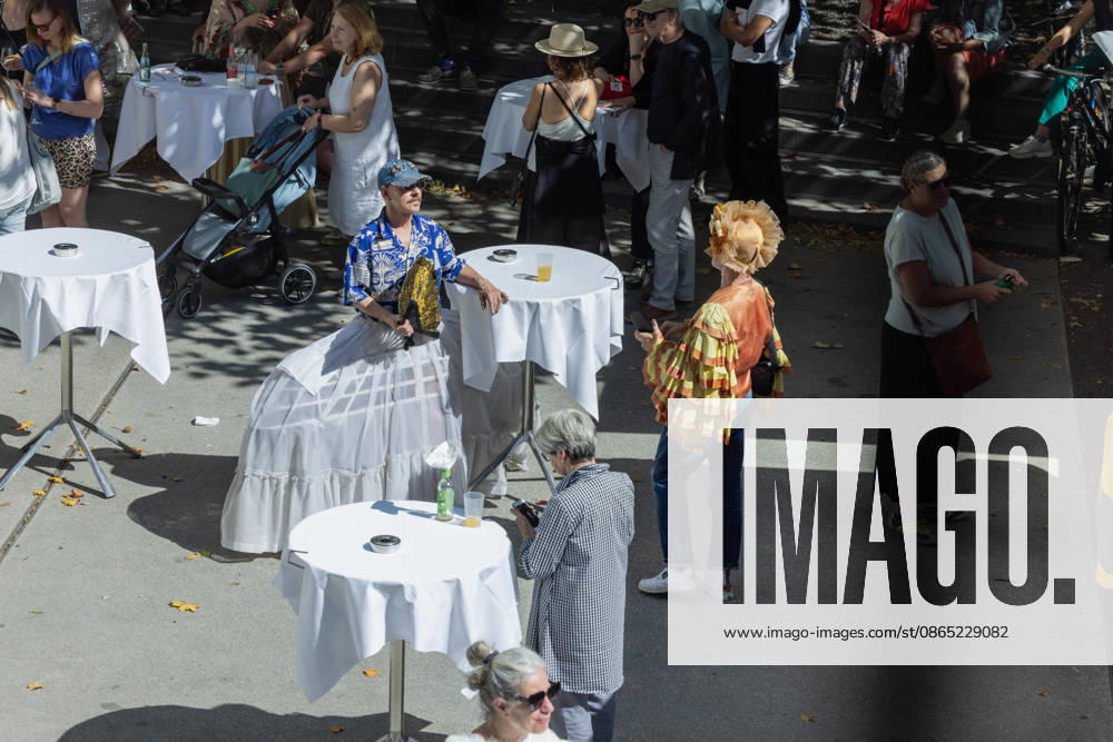 Kostümparade derr Deutschen Opar Berlin. Deutschland, Berlin am 29. August 2026: Mit dem Slogan Unless the People Live Here eröffnete die Deutsche Oper Berlin die neue Spielzeit bzw Saison. Zahlreiche Besucherinnen und Besucher verkleideten sich mit Kostümen aus dem Fundus der Oper und zogen gemeinsam mit einem Chor in einer Kostümparade durch Berlin-Charlottenburg.
