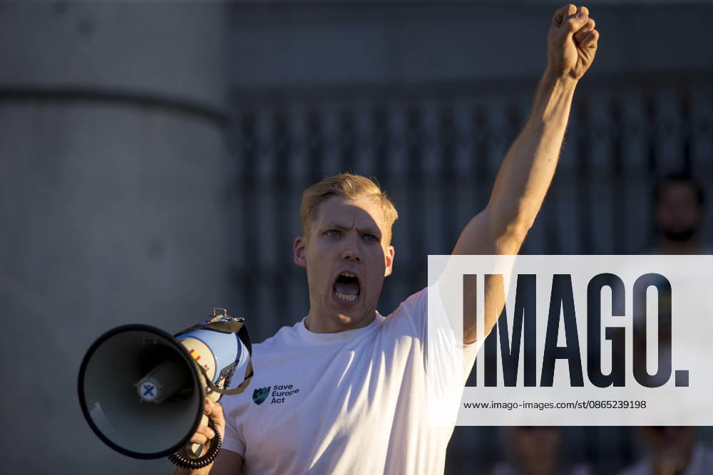 Toni Estevez of the Spanish far-right group Reconquista shouts through a megaphone during a rally of far-right groups Europe Save Act, Revuelta, and Reconquista, waving Spanish flags, in Madrid s Plaza de la ArmeroÂa, to unfurl a giant banner in support of remigration. Madrid Spain - ZUMAs296 20260829_znp_s296_005