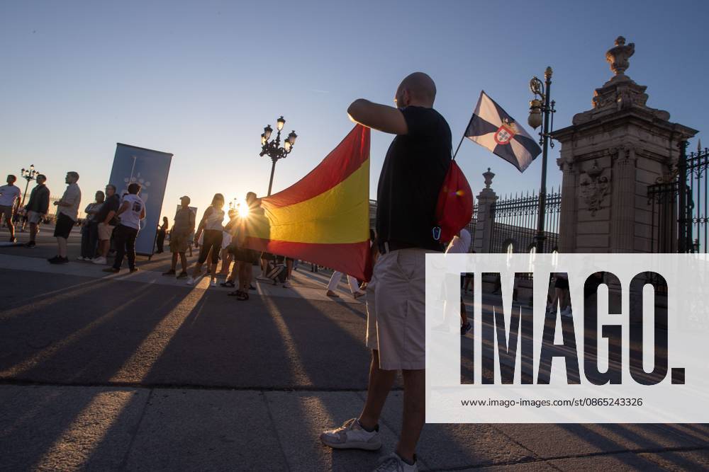 A man carries a Spanish flag.Rally organized by far-right groups such as Europe Save Act, Revuelta, and Reconquista in support of remigration, under the slogan Save Spain, save Europe! Madrid Spain - ZUMAs197 20260829_aaa_s197_148