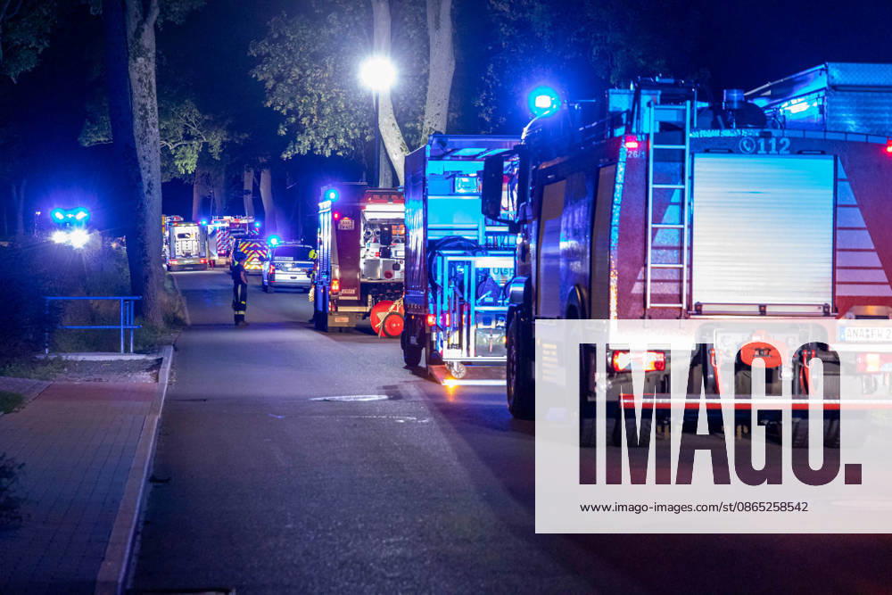 UnfallS268 News ID: EN 2026-08-30 Schwerer Verkehrsunfall im Erzgebirge: Seat kollidierte frontal mit Straßenbaum Zwei Verletzte Crottendorf. Auf der S268 zwischen Crottendorf und Neudorf hat sich in der Nacht zum Sonntag ein schwerer Verkehrsunfall ereignet. Der Fahrer eins Seat war gegen 1 Uhr auf der S268 in Fahrtrichtung Neudorf unterwegs. Unmittelbar nach dem Ortsausgang Crottendorf kam der Wagen aus noch ungeklärter Ursache nach rechts von der Fahrbahn ab und kollidierte frontal mit einem Straßenbaum. Durch die Kollision mit dem Baum wurde das Vorderrad der Beifahrerseite herausgerissen. Ersthelfer in einem nachfolgenden PKW leisteten umgehend Erste Hilfe und setzten den Notruf ab. Wie der Einsatzleiter der Feuerwehr Cro