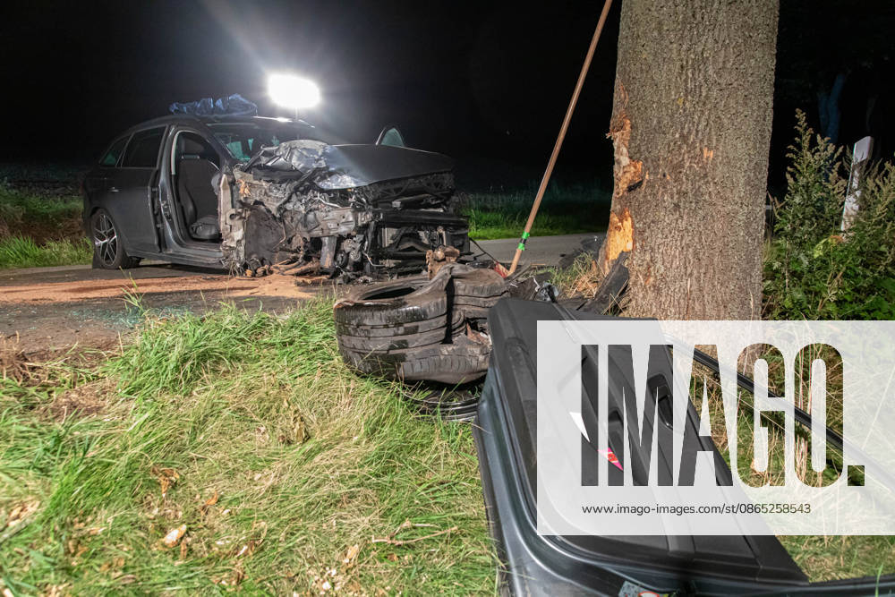 UnfallS268 News ID: EN 2026-08-30 Schwerer Verkehrsunfall im Erzgebirge: Seat kollidierte frontal mit Straßenbaum Zwei Verletzte Crottendorf. Auf der S268 zwischen Crottendorf und Neudorf hat sich in der Nacht zum Sonntag ein schwerer Verkehrsunfall ereignet. Der Fahrer eins Seat war gegen 1 Uhr auf der S268 in Fahrtrichtung Neudorf unterwegs. Unmittelbar nach dem Ortsausgang Crottendorf kam der Wagen aus noch ungeklärter Ursache nach rechts von der Fahrbahn ab und kollidierte frontal mit einem Straßenbaum. Durch die Kollision mit dem Baum wurde das Vorderrad der Beifahrerseite herausgerissen. Ersthelfer in einem nachfolgenden PKW leisteten umgehend Erste Hilfe und setzten den Notruf ab. Wie der Einsatzleiter der Feuerwehr Cro