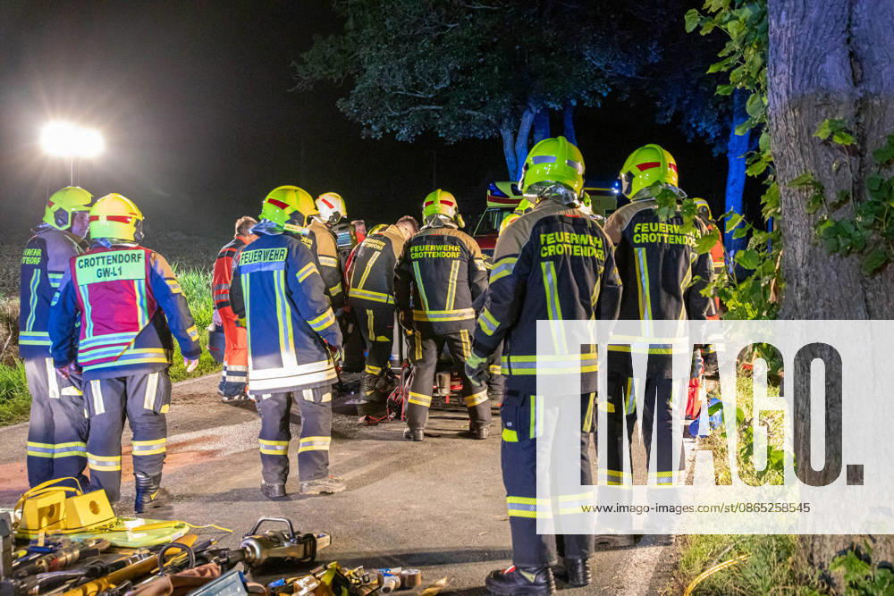 UnfallS268 News ID: EN 2026-08-30 Schwerer Verkehrsunfall im Erzgebirge: Seat kollidierte frontal mit Straßenbaum Zwei Verletzte Crottendorf. Auf der S268 zwischen Crottendorf und Neudorf hat sich in der Nacht zum Sonntag ein schwerer Verkehrsunfall ereignet. Der Fahrer eins Seat war gegen 1 Uhr auf der S268 in Fahrtrichtung Neudorf unterwegs. Unmittelbar nach dem Ortsausgang Crottendorf kam der Wagen aus noch ungeklärter Ursache nach rechts von der Fahrbahn ab und kollidierte frontal mit einem Straßenbaum. Durch die Kollision mit dem Baum wurde das Vorderrad der Beifahrerseite herausgerissen. Ersthelfer in einem nachfolgenden PKW leisteten umgehend Erste Hilfe und setzten den Notruf ab. Wie der Einsatzleiter der Feuerwehr Cro