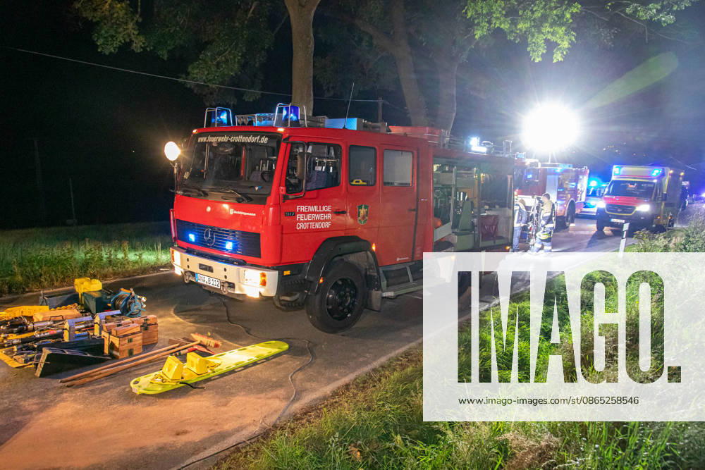 UnfallS268 News ID: EN 2026-08-30 Schwerer Verkehrsunfall im Erzgebirge: Seat kollidierte frontal mit Straßenbaum Zwei Verletzte Crottendorf. Auf der S268 zwischen Crottendorf und Neudorf hat sich in der Nacht zum Sonntag ein schwerer Verkehrsunfall ereignet. Der Fahrer eins Seat war gegen 1 Uhr auf der S268 in Fahrtrichtung Neudorf unterwegs. Unmittelbar nach dem Ortsausgang Crottendorf kam der Wagen aus noch ungeklärter Ursache nach rechts von der Fahrbahn ab und kollidierte frontal mit einem Straßenbaum. Durch die Kollision mit dem Baum wurde das Vorderrad der Beifahrerseite herausgerissen. Ersthelfer in einem nachfolgenden PKW leisteten umgehend Erste Hilfe und setzten den Notruf ab. Wie der Einsatzleiter der Feuerwehr Cro