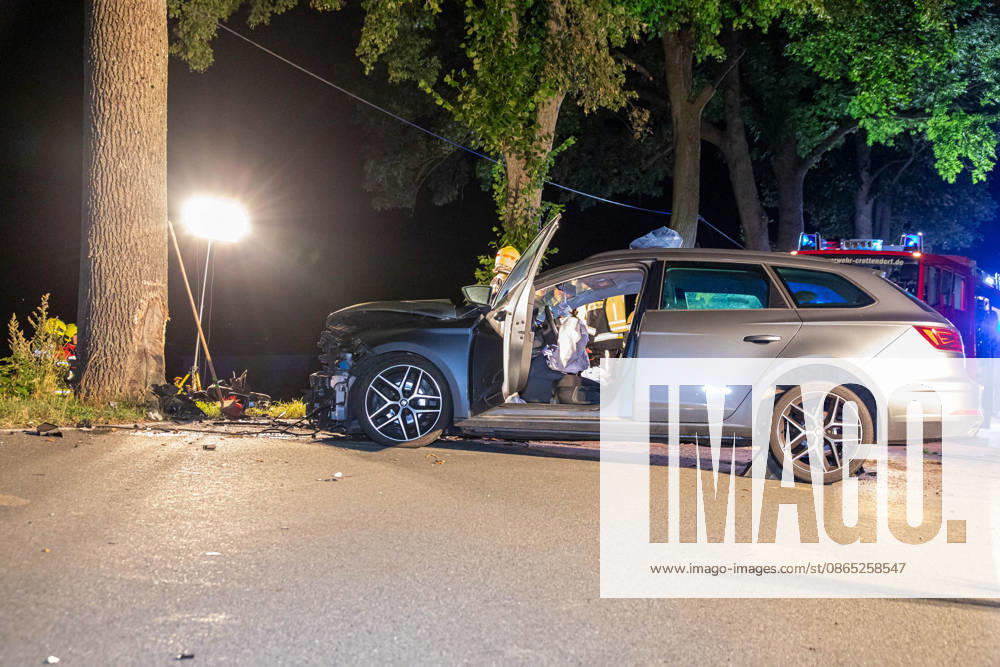 UnfallS268 News ID: EN 2026-08-30 Schwerer Verkehrsunfall im Erzgebirge: Seat kollidierte frontal mit Straßenbaum Zwei Verletzte Crottendorf. Auf der S268 zwischen Crottendorf und Neudorf hat sich in der Nacht zum Sonntag ein schwerer Verkehrsunfall ereignet. Der Fahrer eins Seat war gegen 1 Uhr auf der S268 in Fahrtrichtung Neudorf unterwegs. Unmittelbar nach dem Ortsausgang Crottendorf kam der Wagen aus noch ungeklärter Ursache nach rechts von der Fahrbahn ab und kollidierte frontal mit einem Straßenbaum. Durch die Kollision mit dem Baum wurde das Vorderrad der Beifahrerseite herausgerissen. Ersthelfer in einem nachfolgenden PKW leisteten umgehend Erste Hilfe und setzten den Notruf ab. Wie der Einsatzleiter der Feuerwehr Cro
