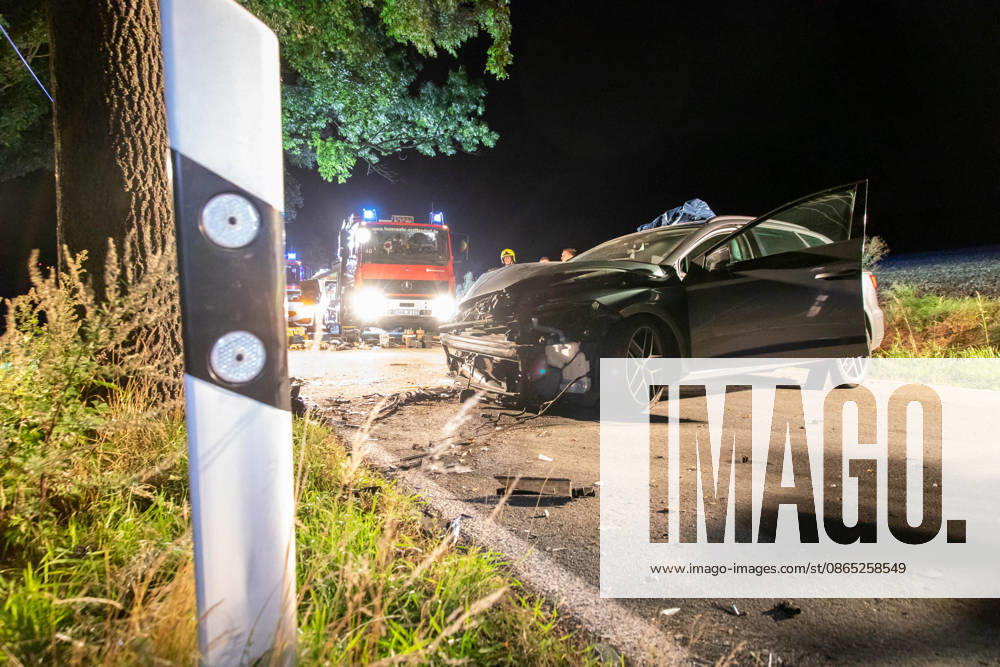 UnfallS268 News ID: EN 2026-08-30 Schwerer Verkehrsunfall im Erzgebirge: Seat kollidierte frontal mit Straßenbaum Zwei Verletzte Crottendorf. Auf der S268 zwischen Crottendorf und Neudorf hat sich in der Nacht zum Sonntag ein schwerer Verkehrsunfall ereignet. Der Fahrer eins Seat war gegen 1 Uhr auf der S268 in Fahrtrichtung Neudorf unterwegs. Unmittelbar nach dem Ortsausgang Crottendorf kam der Wagen aus noch ungeklärter Ursache nach rechts von der Fahrbahn ab und kollidierte frontal mit einem Straßenbaum. Durch die Kollision mit dem Baum wurde das Vorderrad der Beifahrerseite herausgerissen. Ersthelfer in einem nachfolgenden PKW leisteten umgehend Erste Hilfe und setzten den Notruf ab. Wie der Einsatzleiter der Feuerwehr Cro