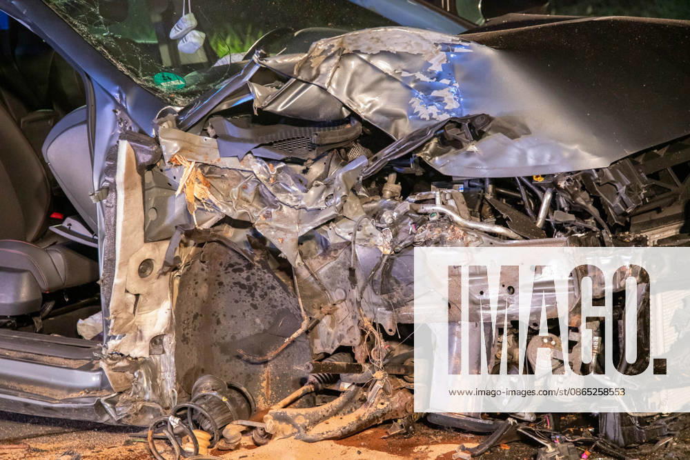 UnfallS268 News ID: EN 2026-08-30 Schwerer Verkehrsunfall im Erzgebirge: Seat kollidierte frontal mit Straßenbaum Zwei Verletzte Crottendorf. Auf der S268 zwischen Crottendorf und Neudorf hat sich in der Nacht zum Sonntag ein schwerer Verkehrsunfall ereignet. Der Fahrer eins Seat war gegen 1 Uhr auf der S268 in Fahrtrichtung Neudorf unterwegs. Unmittelbar nach dem Ortsausgang Crottendorf kam der Wagen aus noch ungeklärter Ursache nach rechts von der Fahrbahn ab und kollidierte frontal mit einem Straßenbaum. Durch die Kollision mit dem Baum wurde das Vorderrad der Beifahrerseite herausgerissen. Ersthelfer in einem nachfolgenden PKW leisteten umgehend Erste Hilfe und setzten den Notruf ab. Wie der Einsatzleiter der Feuerwehr Cro