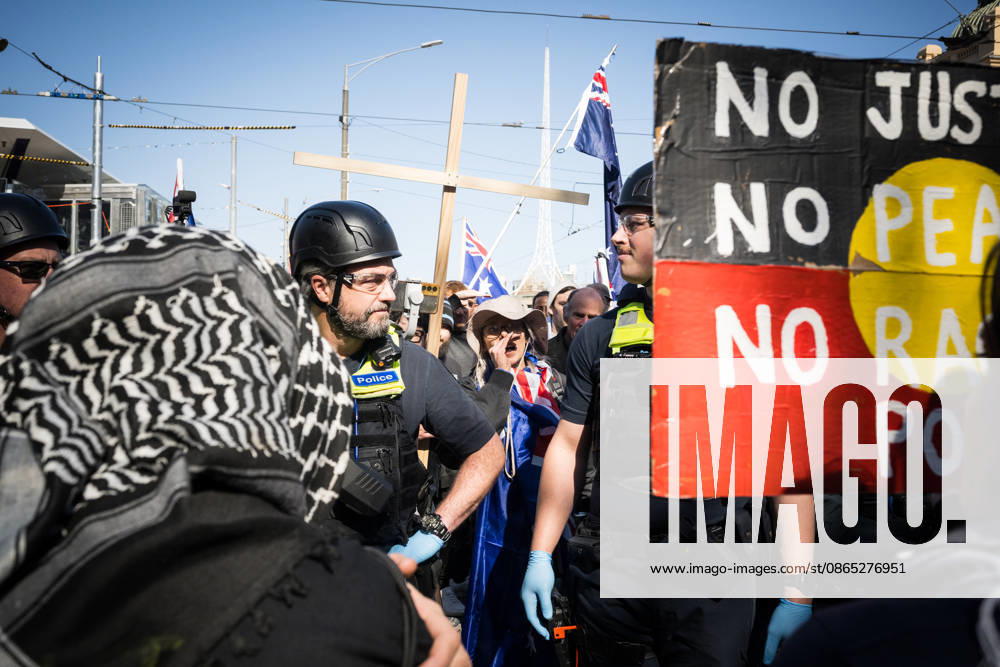 ANTI IMMIGRATION RALLY, Police seperate counter protestors during a far right March for Australia anti-immigration rally in Melbourne, Sunday, August 30, 2026. ( NO ARCHIVING MELBOURNE VICTORIA AUSTRALIA