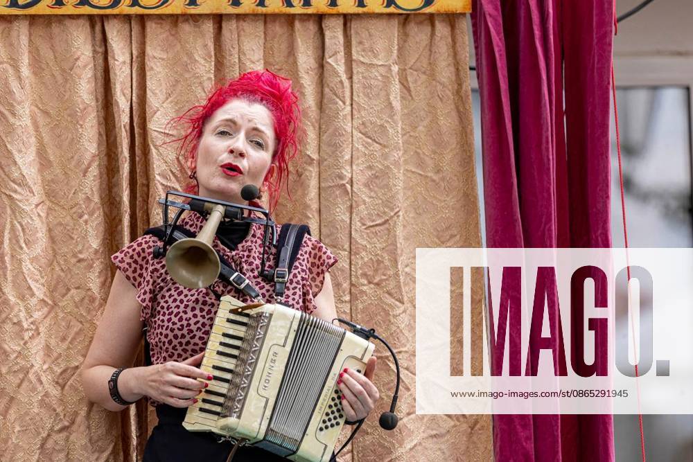 Laura Dilettante am Samstag, 29. August 2026 beim Straßentheatertag in der Innenstadt in Moers im Vorfeld des Comedy-Arts-Festivals. Moers