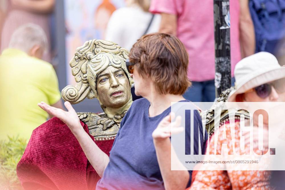 beim Straßentheatertag in der Innenstadt in Moers im Vorfeld des Comedy-Arts-Festivals. Moers