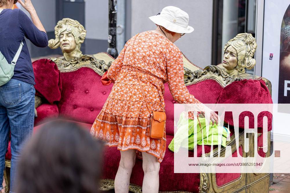 beim Straßentheatertag in der Innenstadt in Moers im Vorfeld des Comedy-Arts-Festivals. Moers