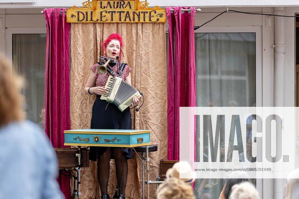 Laura Dilettante am Samstag, 29. August 2026 beim Straßentheatertag in der Innenstadt in Moers im Vorfeld des Comedy-Arts-Festivals. Moers