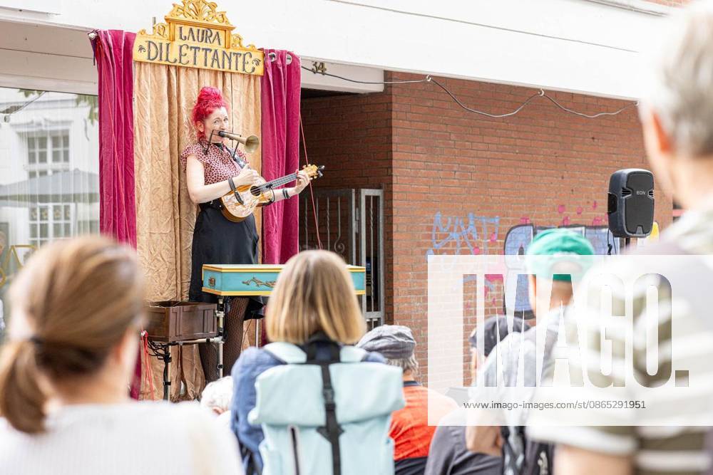 Laura Dilettante am Samstag, 29. August 2026 beim Straßentheatertag in der Innenstadt in Moers im Vorfeld des Comedy-Arts-Festivals. Moers