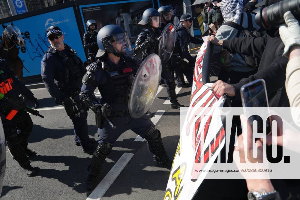MELBOURNE, AUSTRALIA, AUGUST 2026: Counter-protesters opposing an anti-immigration demonstration clash with police near the intersection of Swanston Street and Flinders Street in central Melbourne. Police use pepper spray and push demonstrators back while attempting to clear the intersection. Melbourne, Victoria Australia - ZUMAq101 20260830_zna_q101_003