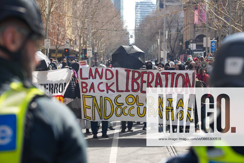 MELBOURNE, AUSTRALIA, AUGUST 2026: Counter-protesters opposing an anti-immigration demonstration clash with police near the intersection of Swanston Street and Flinders Street in central Melbourne. Police use pepper spray and push demonstrators back while attempting to clear the intersection. Melbourne, Victoria Australia - ZUMAq101 20260830_zna_q101_004