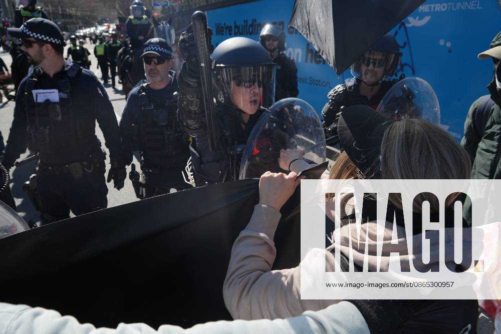 MELBOURNE, AUSTRALIA, AUGUST 2026: Counter-protesters opposing an anti-immigration demonstration clash with police near the intersection of Swanston Street and Flinders Street in central Melbourne. Police use pepper spray and push demonstrators back while attempting to clear the intersection. Melbourne, Victoria Australia - ZUMAq101 20260830_zna_q101_007
