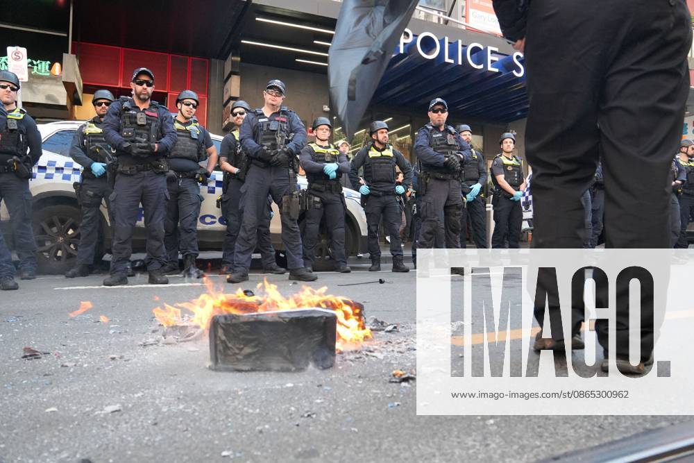 MELBOURNE, AUSTRALIA, AUGUST 2026: Counter-protesters opposing an anti-immigration demonstration clash with police near the intersection of Swanston Street and Flinders Street in central Melbourne. Police use pepper spray and push demonstrators back while attempting to clear the intersection. Melbourne, Victoria Australia - ZUMAq101 20260830_zna_q101_009