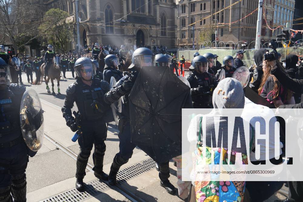 MELBOURNE, AUSTRALIA, AUGUST 2026: Counter-protesters opposing an anti-immigration demonstration clash with police near the intersection of Swanston Street and Flinders Street in central Melbourne. Police use pepper spray and push demonstrators back while attempting to clear the intersection. Melbourne, Victoria Australia - ZUMAq101 20260830_zna_q101_010