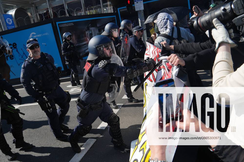 MELBOURNE, AUSTRALIA, AUGUST 2026: Counter-protesters opposing an anti-immigration demonstration clash with police near the intersection of Swanston Street and Flinders Street in central Melbourne. Police use pepper spray and push demonstrators back while attempting to clear the intersection. Melbourne, Victoria Australia - ZUMAq101 20260830_zna_q101_011