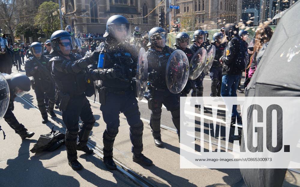 MELBOURNE, AUSTRALIA, AUGUST 2026: Counter-protesters opposing an anti-immigration demonstration clash with police near the intersection of Swanston Street and Flinders Street in central Melbourne. Police use pepper spray and push demonstrators back while attempting to clear the intersection. Melbourne, Victoria Australia - ZUMAq101 20260830_zna_q101_012