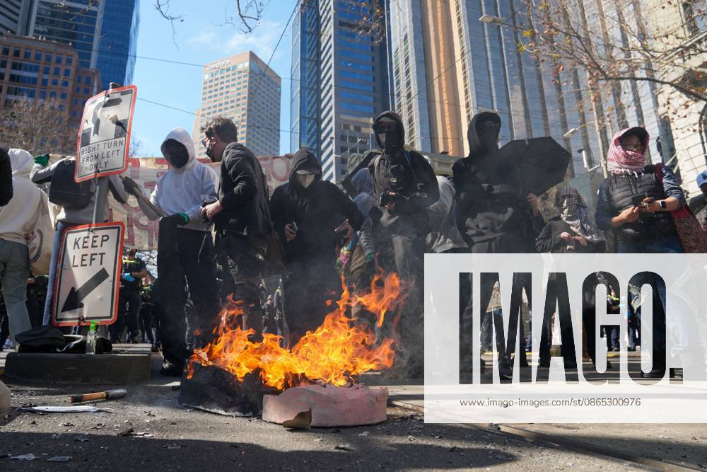 MELBOURNE, AUSTRALIA, AUGUST 2026: Counter-protesters opposing an anti-immigration demonstration clash with police near the intersection of Swanston Street and Flinders Street in central Melbourne. Police use pepper spray and push demonstrators back while attempting to clear the intersection. Melbourne, Victoria Australia - ZUMAq101 20260830_zna_q101_013