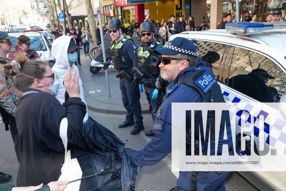 MELBOURNE, AUSTRALIA, AUGUST 2026: Counter-protesters opposing an anti-immigration demonstration clash with police near the intersection of Swanston Street and Flinders Street in central Melbourne. Police use pepper spray and push demonstrators back while attempting to clear the intersection. Melbourne, Victoria Australia - ZUMAq101 20260830_zna_q101_015