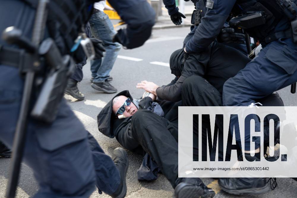 Clashes erupt during anti-immigration protest and counter-demonstration in Melbourne MELBOURNE, AUSTRALIA, AUGUST 30, 2026: Supporters of a demonstration previously promoted as March for Australia and later described by organizers as a Free Speech protest gather in Melbourne during an event led by internet personality Hugo Lennon, known online as Auspill. Clashes break out involving protesters, counter-protesters and police, prompting officers to deploy crowd-control spray and pepper-ball rounds. Melbourne Victoria Australia