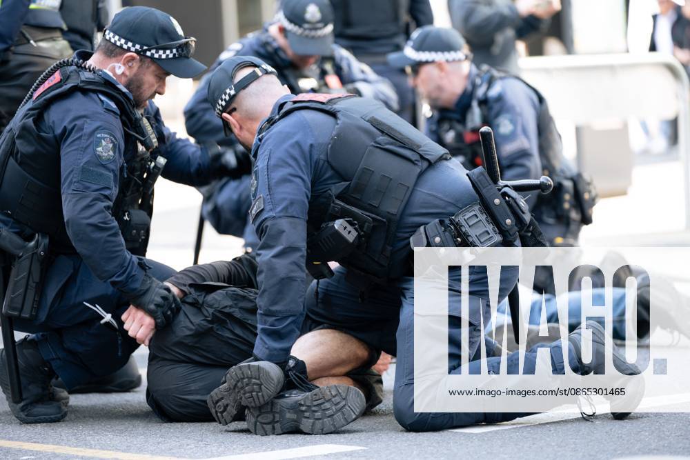 Clashes erupt during anti-immigration protest and counter-demonstration in Melbourne MELBOURNE, AUSTRALIA, AUGUST 30, 2026: Supporters of a demonstration previously promoted as March for Australia and later described by organizers as a Free Speech protest gather in Melbourne during an event led by internet personality Hugo Lennon, known online as Auspill. Clashes break out involving protesters, counter-protesters and police, prompting officers to deploy crowd-control spray and pepper-ball rounds. Melbourne Victoria Australia