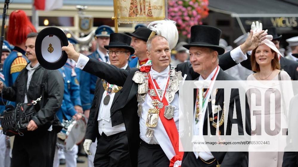 Schützenkönig Franz Josef Odendahl, Bildmitte, genießt am Sonntag, den 30.08.2026, das Bürgerschützenfest in Neuss. Deutschland NRW Neuss