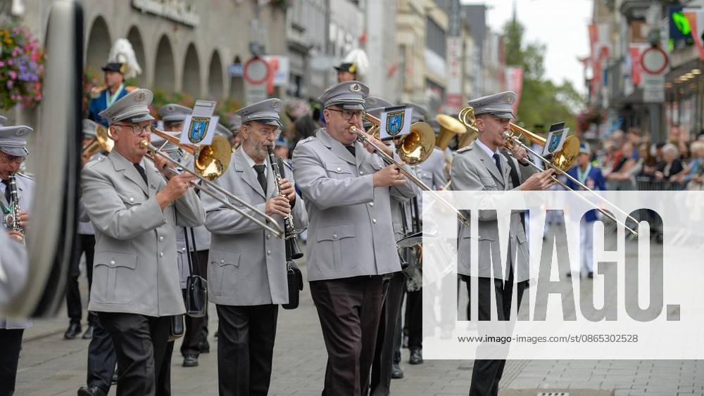 Schützen und Gäste genießen am Sonntag, den 30.08.2026, das Bürgerschützenfest in Neuss. Deutschland NRW Neuss